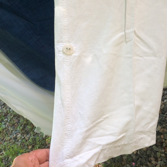 Excellent condition. White 55% linen capris. Very cool summer pants. Size 14 - Picture 5 of 6